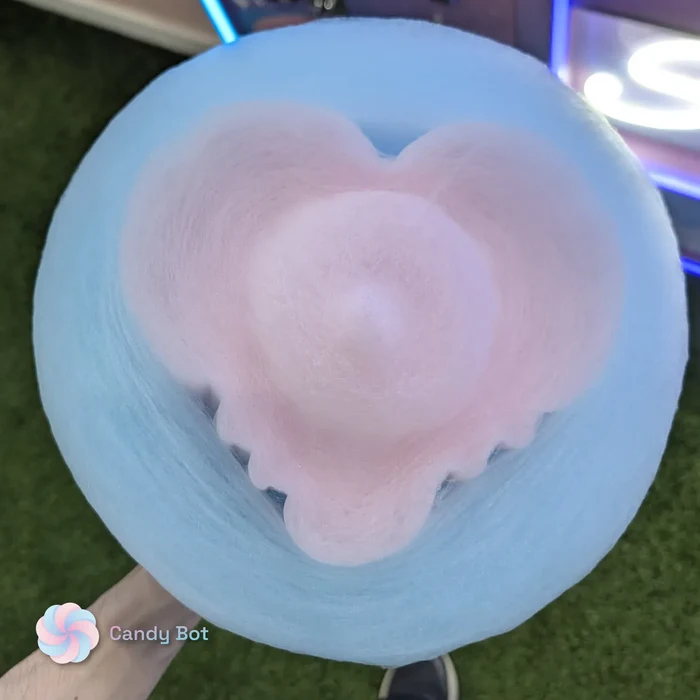 Barbe à papa en cœur rose sur fond bleu